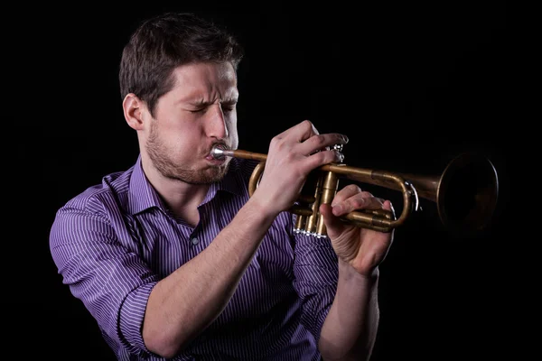 Schöner Mann spielt auf der Trompete — Stockfoto