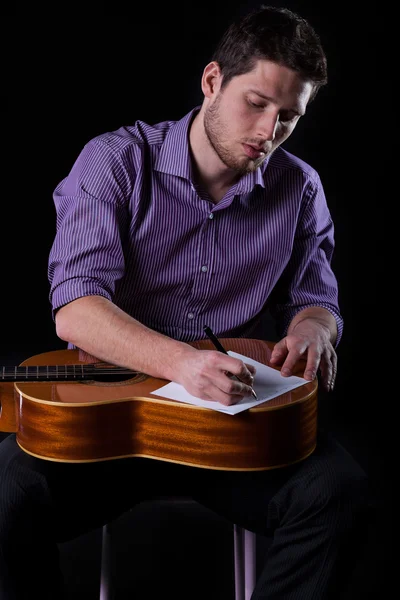 Guitariste écrivant une nouvelle chanson — Photo