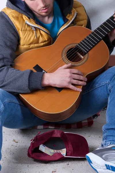 Spela på gitarr på gatan — Stockfoto