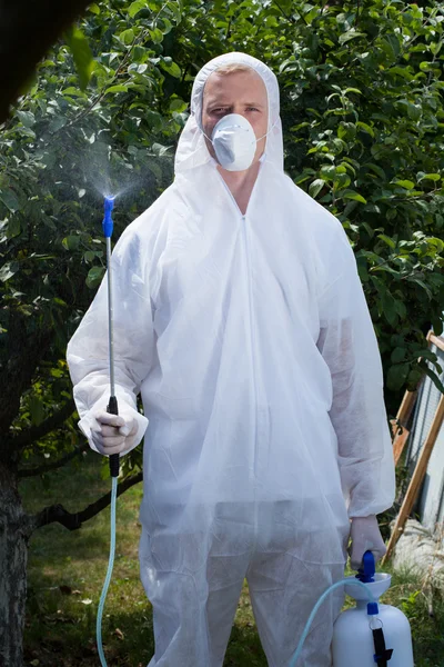 Jardineiro com spray de insetos — Fotografia de Stock