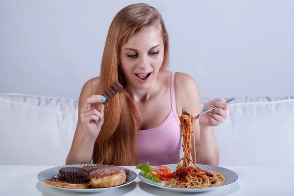 Chica que sufre de bulimia come la cena — Foto de Stock