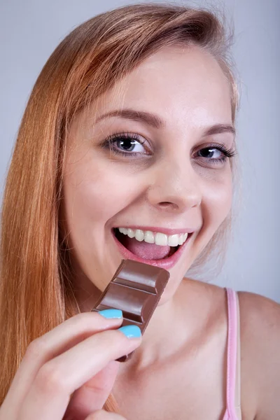 スキニーの女の子はお菓子を食べる — ストック写真