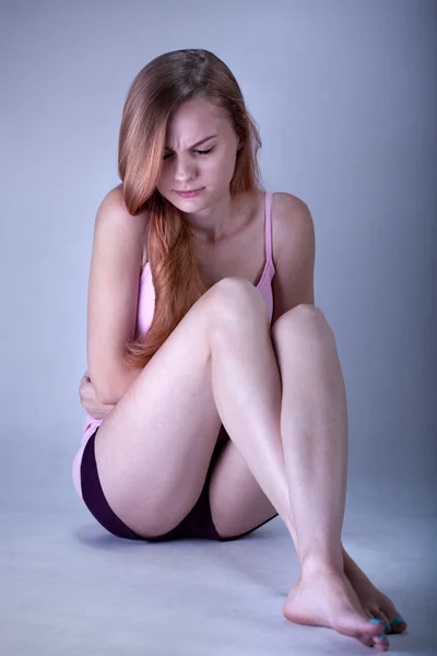 Slim flicka med ont i magen — Stockfoto