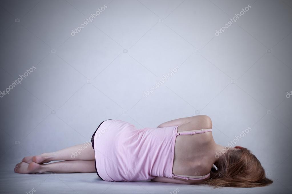 Sonhar Que Está Deitada No Chão Menina magro deitado no chão Stock Photo © photographee.eu #50489827
