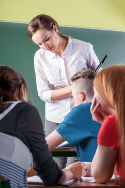 öğretmen ve öğrencilerin dersleri sırasında