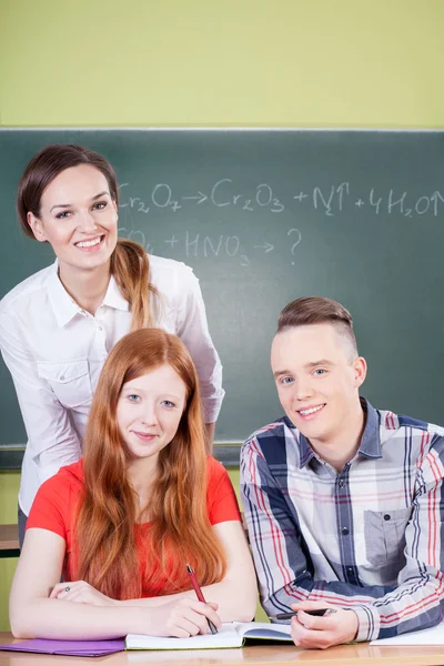 Studenter under kemi klasser — Stockfoto