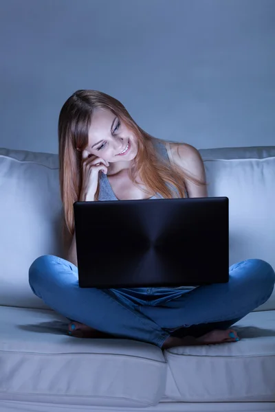 Menina com laptop no sofá — Fotografia de Stock