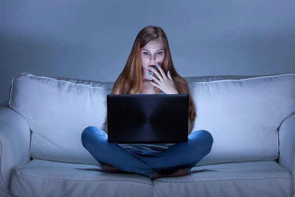 Mädchen surft im Internet — Stockfoto
