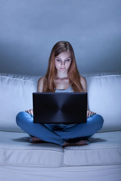 Meisje uitgaven nacht met computer — Stockfoto