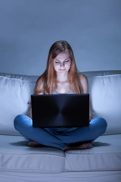 Mujer usando computadora por la noche — Foto de Stock