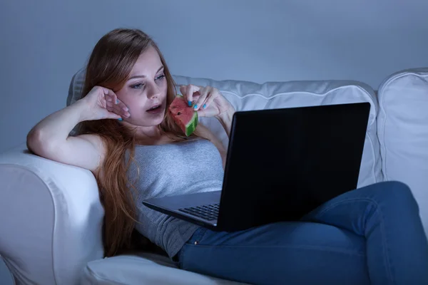 Flicka med laptop och vattenmelon — Stockfoto