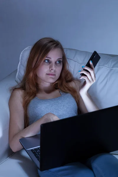 Menina usando a tecnologia — Fotografia de Stock