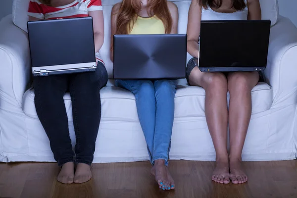 Tiempo de spedning moderno con amigos — Foto de Stock