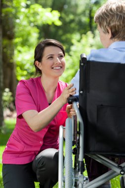 Hemşire yaşlı bir kadın için umurunda değil.