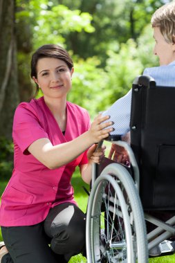 Hemşire, yaşlı bir kadınla vakit geçiriyor.