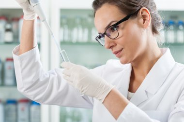 pipet kullanarak bilim adamı