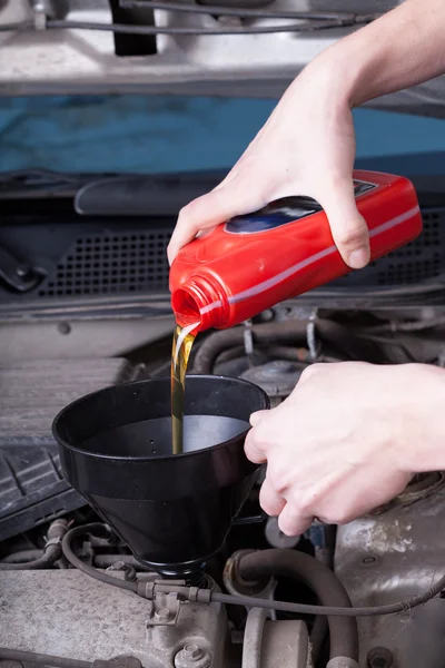 Man changing motor oil — Stock Photo, Image