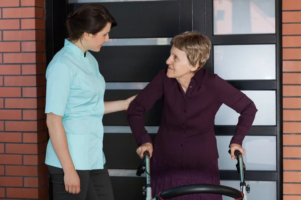 Verpleegkundige en oudere vrouw — Stockfoto