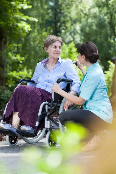 Äldre kvinna i rullstol — Stockfoto