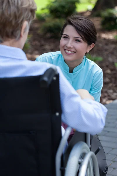 Sjuksköterska talar med handikappad kvinna — Stockfoto