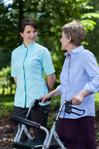 Oudere vrouw lopen met een walker — Stockfoto