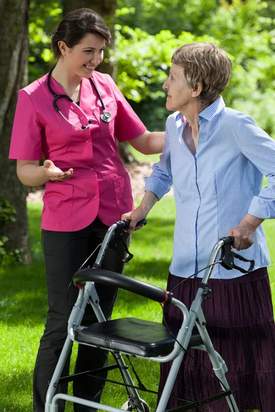 看護師の女性と一緒に歩く — ストック写真