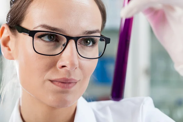 Scientist analyzing test tube — Stock Photo, Image