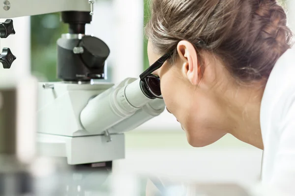 Mujer trabajando con microscopio —  Fotos de Stock