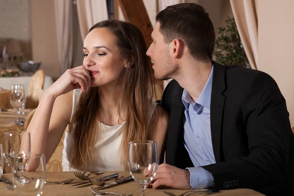 Мужчина хочет поцеловать свою даму — стоковое фото