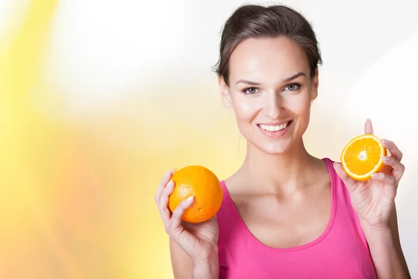 Glad kvinna med apelsiner — Stockfoto