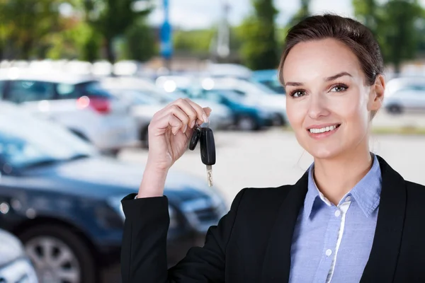 Businesswoman with car keys — Stock Photo, Image