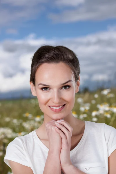 Vrouw op madeliefjes weide — Stockfoto