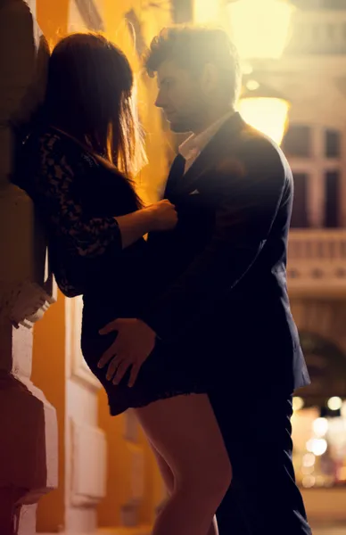 Bărbat și femeie sărutându-se — Fotografie, imagine de stoc
