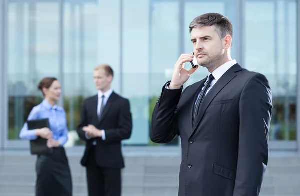 Geschäftsmann telefoniert mit Handy — Stockfoto