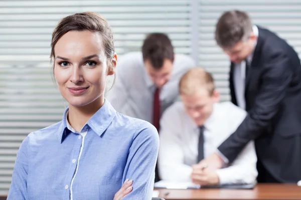 Businesswoman and her co-workers — Stock Photo, Image