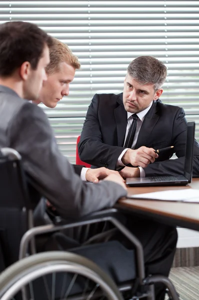 Gehandicapte man praten met de baas — Stockfoto