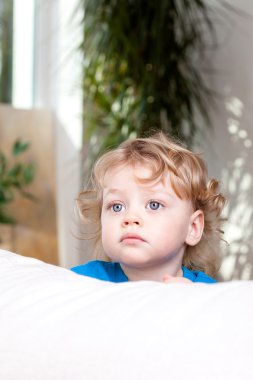 Uzaktan bakarak çocuğun