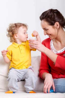 yeme çocuk ve anne yardım