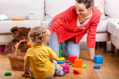 Annenin çocuğuyla birlikte oynama