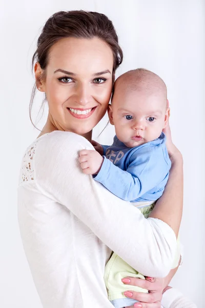 Mãe segurando seu bebê — Fotografia de Stock