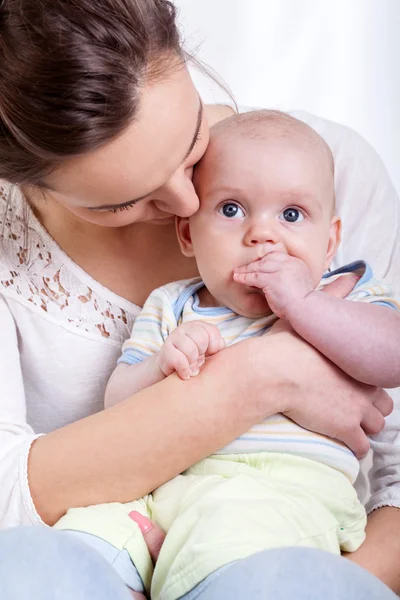 Ung mamma håller hennes baby — Stockfoto