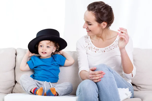 Mãe e criança usando chapéu — Fotografia de Stock