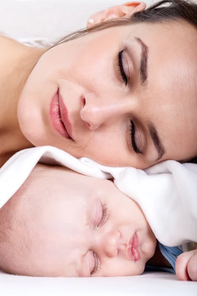 Madre durmiendo con su bebé — Foto de Stock