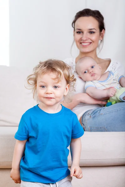 Família sorridente na sala de estar — Fotografia de Stock