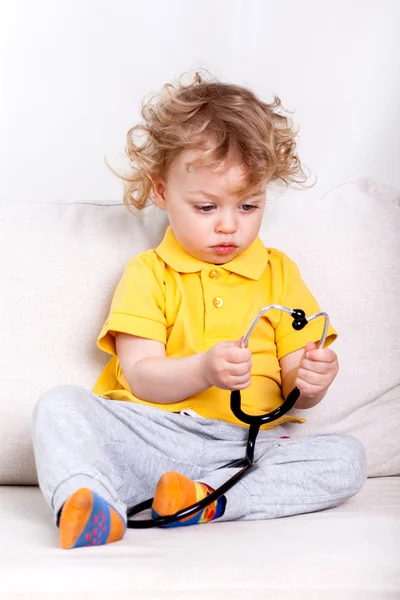 Ребенок держит стетоскоп — стоковое фото