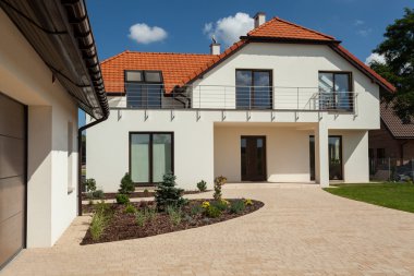 Dışarıdaki büyük ev