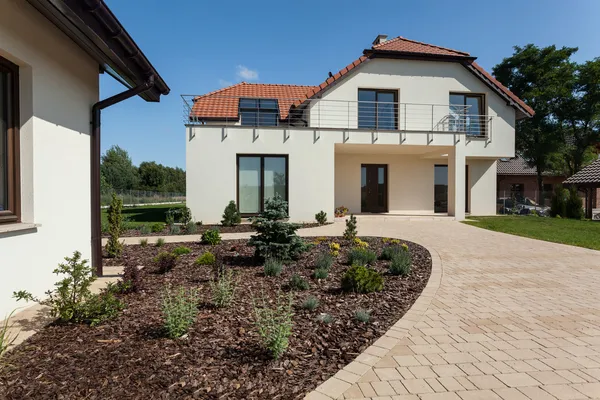 Groot huis met bijgebouwen — Stockfoto