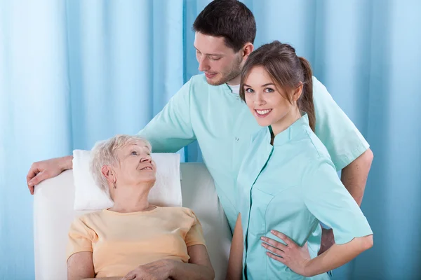 Фізіотерапевти розмовляють з пацієнтом — стокове фото