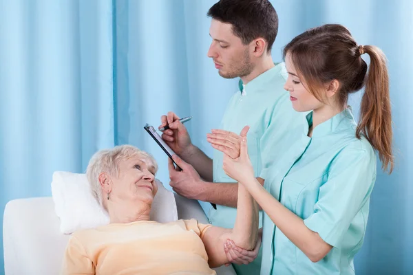 Fysiotherapeuten diagnose van de patiënt — Stockfoto