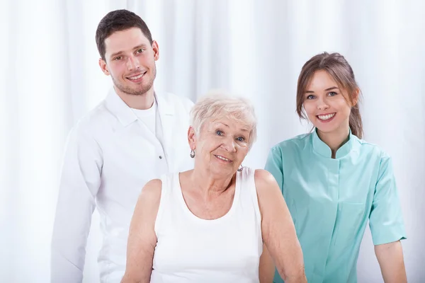 Patient med sjukgymnaster — Stockfoto